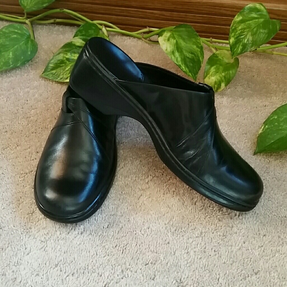 Clarks Black Leather Mules Clogs Slip Ons 8.5
